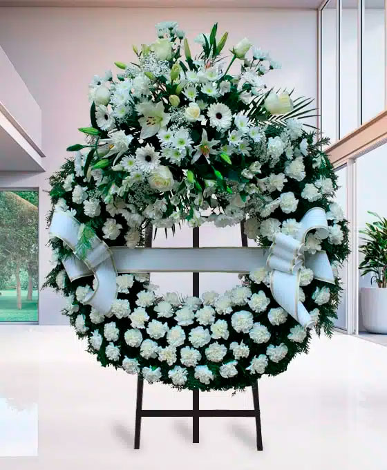 Corona Funeraria de claveles blancos para Tanatorio Fundación Sánchez Torres